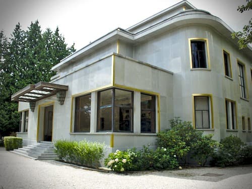 Side of the villa with entrance visible as seen from the driveway