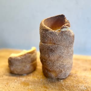 Side view of the finished kürtőskalács